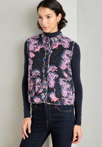 Gepolsterte Weste mit einem floralen Muster in Pink, Lila und Blau auf schwarzem Hintergrund; mit Knopfleiste und zwei vorderen Taschen.