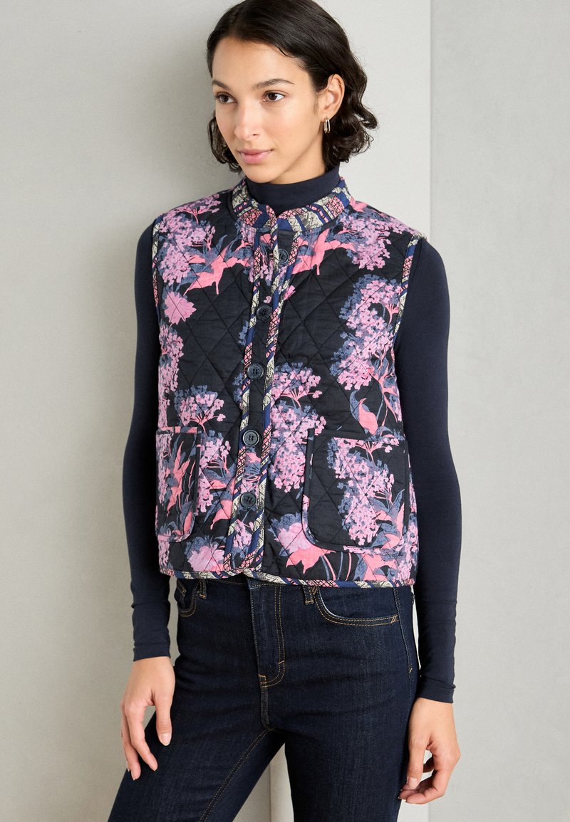 Gepolsterte Weste mit einem floralen Muster in Pink, Lila und Blau auf schwarzem Hintergrund; mit Knopfleiste und zwei vorderen Taschen.