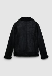 Giacca nera in pelle con collo e polsini in pelliccia sintetica. Presenta una texture liscia e un design semplice, con una silhouette aderente e nessuna ferramenta visibile.