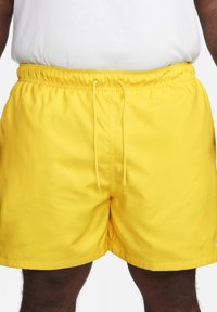 Nike Sportswear CLUB FLOW - Shorts - lightning white