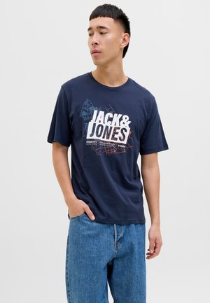 T-shirt in cotone blu navy con una grafica bianca audace che presenta la scritta "JACK & JONES" e motivi astratti in arancione e blu. Maniche corte.