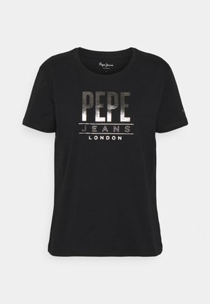 Zwarte T-shirt met korte mouwen en zilverkleurige tekst "PEPE JEANS LONDON" gecentreerd aan de voorkant tegen een effen lichte achtergrond.