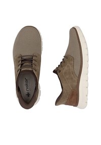 Scarpe in suede marrone e mesh con suola bianca. Le caratteristiche includono un design con lacci, colletto imbottito e logo sulla soletta.