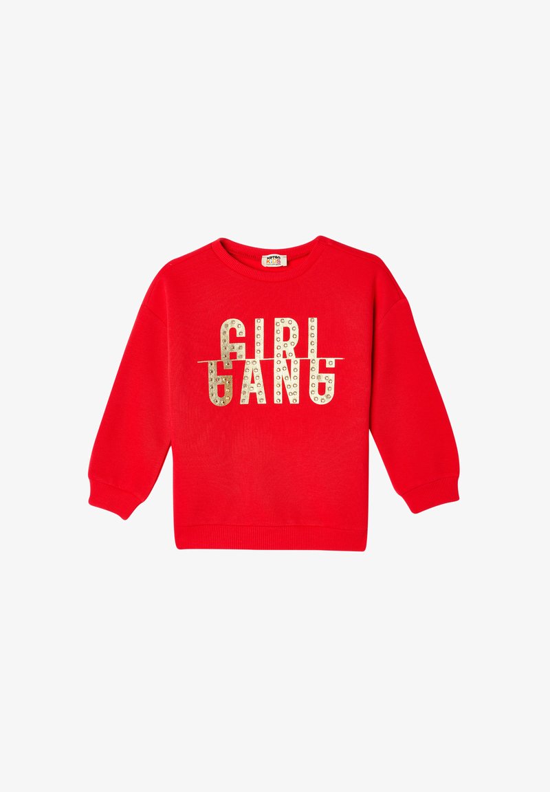 Felpa rossa con maniche lunghe che presenta la scritta "GIRL GANG" in lettering metallico dorato, su una texture di tessuto liscia.