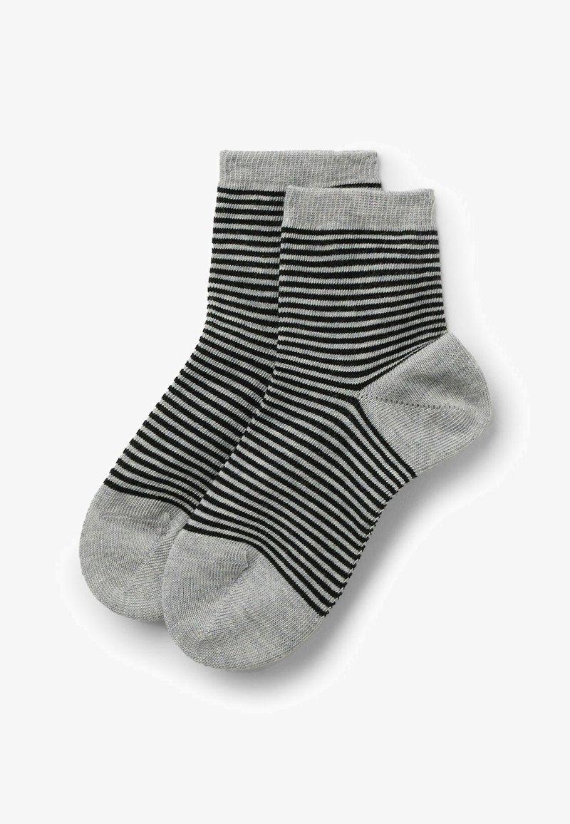 Paire de chaussettes mi-cheville avec de fines rayures horizontales noires et grises, orteils, talons et bords unis gris, posées à plat sur fond blanc.