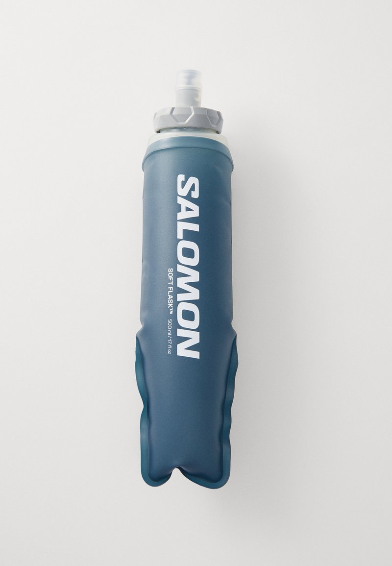 Salomon mjukflaska, flexibel design, mörkblå färg, med en vit logo, kork med en pip, och en kapacitet på 500 ml.
