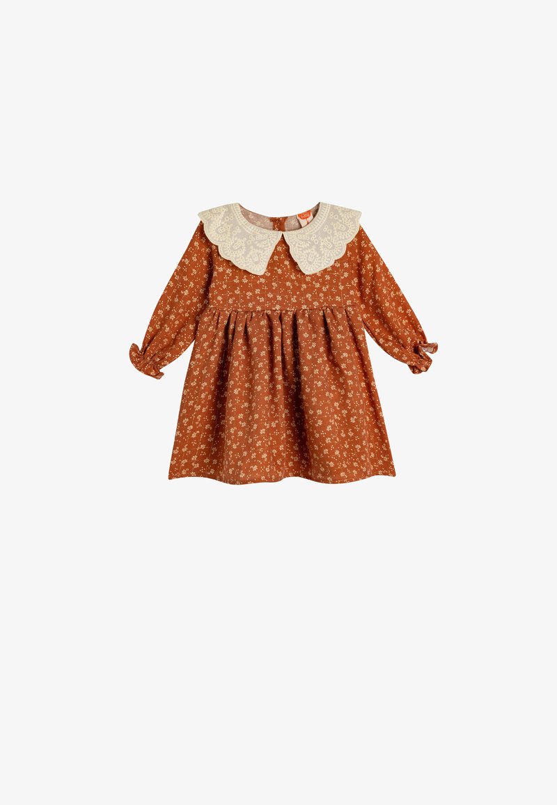Rustfarbenes Kleid mit langen Ärmeln, einem weißen Spitze-Kragen, Blumendesign und gerafftem Rock. Mit elastischen Bündchen und Knopfverschluss.