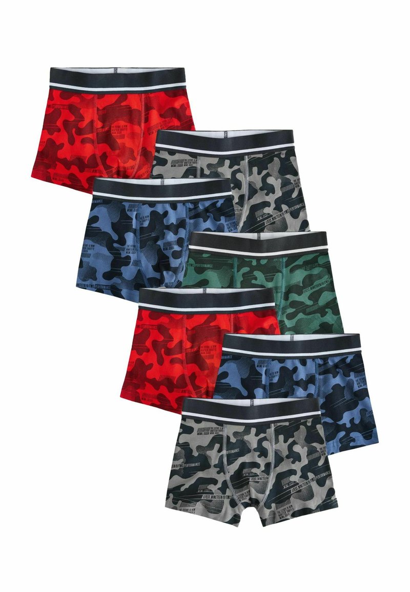 Ensemble de six boxers pour hommes présentant divers motifs de camouflage. Les couleurs incluent rouge, gris, vert, marine et noir. Ceintures élastiques présentes.