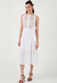 LELA REGULAR FIT - Freizeitkleid - ecru camel
