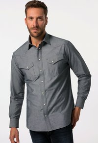 Camicia button-down a maniche lunghe grigia a fantasia con colletto a punta, due tasche frontali e bottoni argentati, realizzata in tessuto leggero.