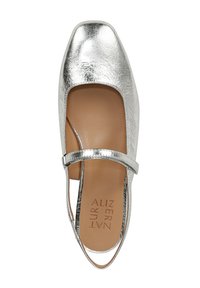 Ballet flat argento metallico con punta quadrata, cinturino alla caviglia e lati aperti. Finitura testurizzata con una soletta interna liscia. Nome del brand impresso all'interno.