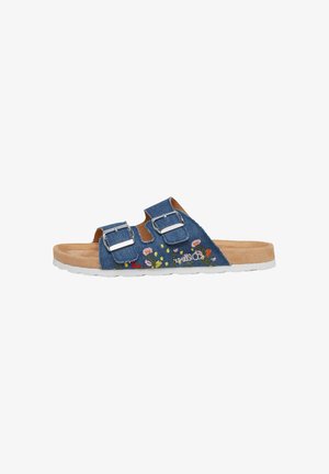 Blauwe denim slide sandaal met twee verstelbare zilveren gespen, bloemenborduursel, gevoerde lichtbruine voetbed en witte rubberen zool.