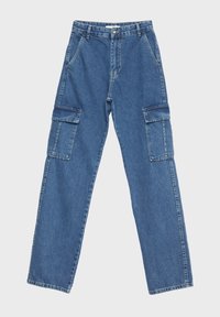 Pantalon cargo en denim bleu avec poches avant, passants pour ceinture, fermeture par boutons, et grandes poches à rabat sur les deux cuisses.