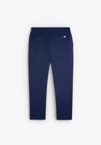 Pantalones azul marino de corte slim, con textura suave, cintura elástica y dos bolsillos traseros. Diseño limpio sin adornos.