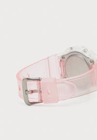 Brățară de ceas din silicon transparent roz, cu o cataramă metalică, având un carcasă clară și un spate metalic, evidențiind un design modern.