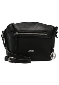 Czarna torba crossbody z pebbled skórą, z zamykaną na zamek kieszenią, regulowanym paskiem, srebrnym logotypem i akcentem w postaci breloczka. Kompaktowy i prostokątny kształt.