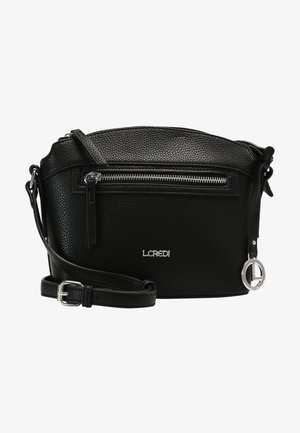 Czarna torba crossbody z pebbled skórą, z zamykaną na zamek kieszenią, regulowanym paskiem, srebrnym logotypem i akcentem w postaci breloczka. Kompaktowy i prostokątny kształt.