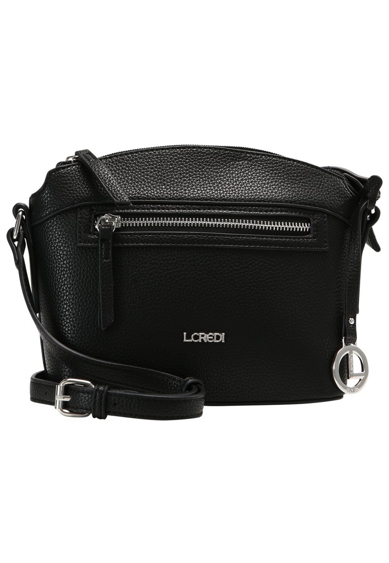 Czarna torba crossbody z pebbled skórą, z zamykaną na zamek kieszenią, regulowanym paskiem, srebrnym logotypem i akcentem w postaci breloczka. Kompaktowy i prostokątny kształt.