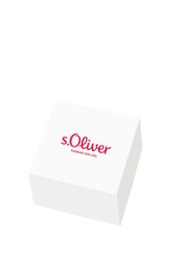 Caja de cartón blanca con una tapa plana, con el texto impreso en rojo "s.Oliver FASHION FOR LIFE" en la parte superior. Diseño simple sin patrones adicionales.
