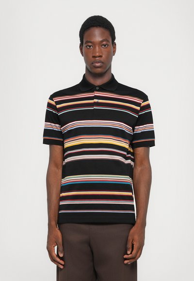 Zwarte polo met horizontale strepen in verschillende kleuren, met een klassieke kraag en korte mouwen. Gladde textuur en slim fit ontwerp.