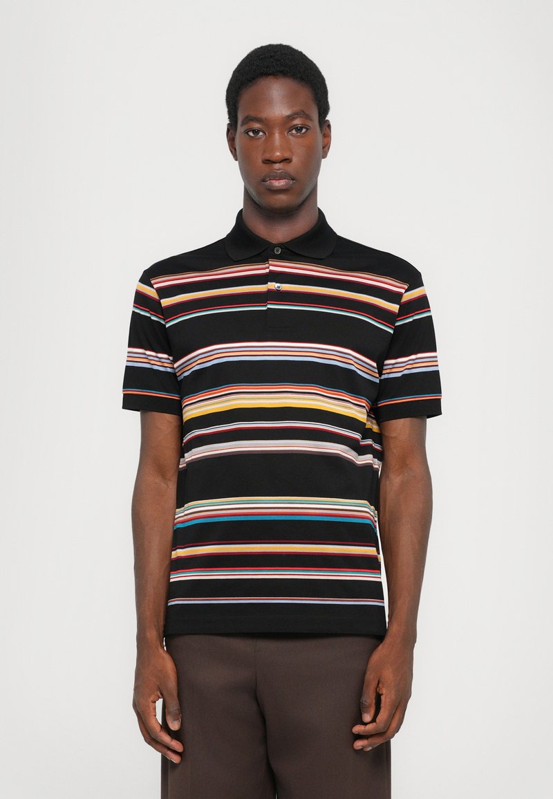 Polo noir avec des rayures horizontales de différentes couleurs, doté d'un col classique et de manches courtes. Texture lisse et design ajusté.