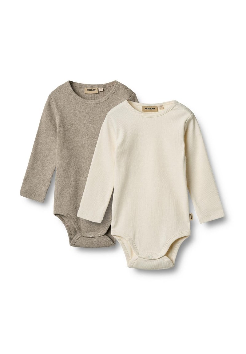 Deux bodysuits à manches longues : l'un en beige clair et l'autre en crème. Tous deux présentent une texture douce et côtelée, ainsi que des fermetures à pression en bas.