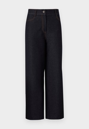 Des pantalons en denim foncé à jambes larges présentent une taille haute, des coutures orange contrastantes, des poches avant et une fermeture à bouton à l'avant.