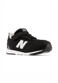 Sneaker nera con parte superiore in mesh, colletto imbottito e dettagli bianchi. Presenta l'iconico logo "N" e chiusura in Velcro. Suola in gomma per la presa.