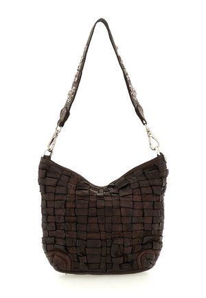 Borsa a tracolla in pelle intrecciata marrone scuro a forma hobo, con tracolla decorata e dettagli in metallo.