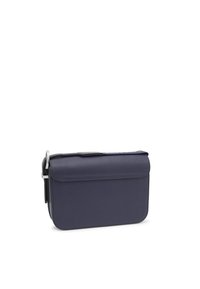 Granatowa skórzana torebka crossbody o gładkiej fakturze, prostokątnym kształcie, z zamykaniem na klapkę i metalowym akcentem na pasku.