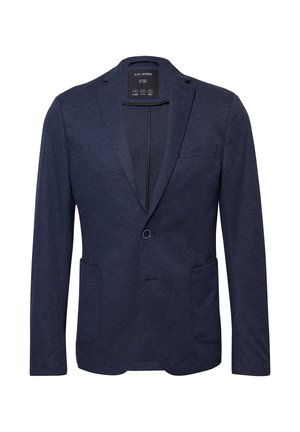 Herren Blazer in Marineblau mit einem Knopf, mit Reverskragen, zwei vorderen aufgesetzten Taschen und einer Brusttasche, auf einem weißen Hintergrund präsentiert.