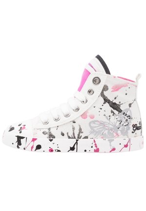 Basket blanche montante avec éclaboussures de peinture roses et noires, motif papillon, lacets blancs et œillets métalliques sur fond blanc.