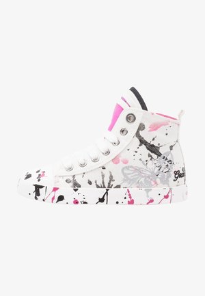 Hvid højtopet sneakers med rosa og sort malingstænk, sommerfugledesign, hvide snørebånd og metaløjer på en hvid baggrund.