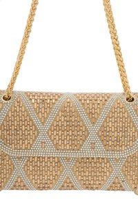 Beaded schoudertas met een geometrisch patroon in gouden en zilveren tinten, met een gevlochten gouden kettingband en een gestructureerd oppervlak.