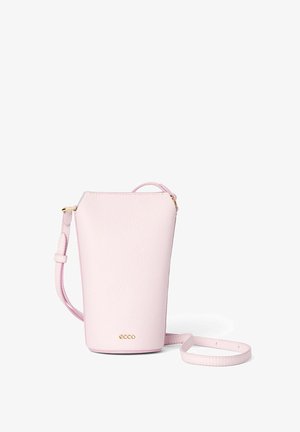 Hellrosa Lederhandtasche mit geometrischer Form, goldenen Beschlägen und einem verstellbaren Tragegurt. Besitzt eine strukturierte Oberfläche und ein minimalistisches Design.