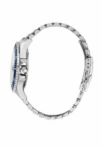 Orologio da polso in metallo argentato con lunetta blu, quadrante texturizzato argento e bracciale a maglie. Presenta una corona laterale per la regolazione dell'orario.