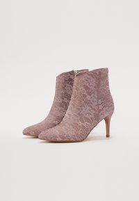 Bocanci din dantelă până la gleznă, de culoare roz pal, cu vârf ascuțit și toc stiletto de 7 cm, având fermoar pe lateral și un model floral.
