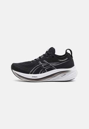 Schwarzer Laufschuh mit weißer Sohle, Netz-Obermaterial, Schnürdesign und Markenstreifen, entwickelt für Dämpfung und Halt.