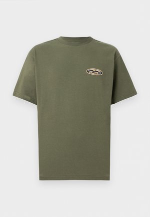 Λαδί κοντομάνικο T-shirt με μικρό λογότυπο κύματος σε μπεζ και μαύρο στο αριστερό στήθος.