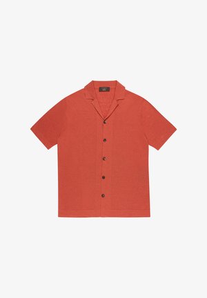 Koszula terrakotowa z krótkim rękawem, na guziki, z kołnierzem typu camp, z ciemnymi guzikami, ułożona płasko na białym tle.