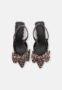 Leopardmønstret slingback-hæle med spids tå, prydet med en stor sløjfe foran. Sort indvendig foring og et strømlinet design.