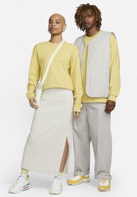 Nike Sportswear SPORTSWEAR PREMIUM ESSENTIALS - Top s dlhým rukávom - saturn gold