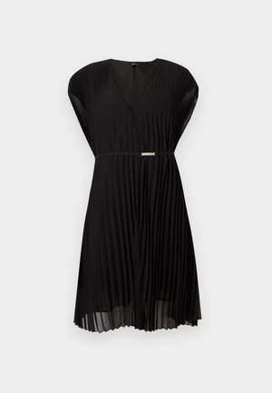 Robe noire plissée sans manches avec encolure en V et ceinture fine avec boucle métallique à la taille, présentée sur un fond clair uni.