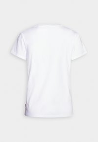 Bílá bavlněná trička s krátkým rukávem, kulatým výstřihem a rovný střih. Obsahuje malou logo nášivku na boku blízko lemu.