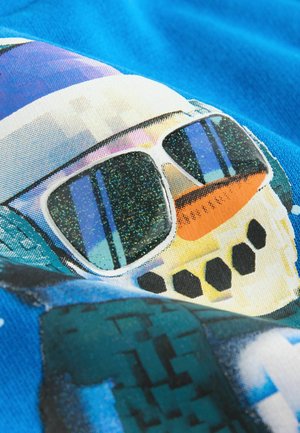 Blaues Sweatshirt mit einem Grafikmotiv eines Schneemannes, der Sonnenbrillen trägt, mit glitzernden Gläsern, einer orangefarbenen Karottennase und schwarzen, knopfähnlichen Details.