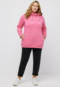 Ulla Popken MIT STEHKRAGEN RAGLANFORM LANGE ÄRMEL  - Sudadera - pink red
