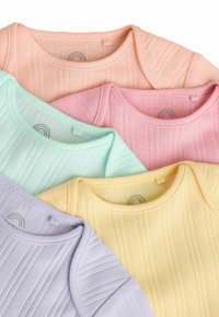 Viisi lyhythihaista paitaa pastelli väreissä: persikka, minttu, vaaleanpunainen, keltainen ja laventeli, joissa on ribbitekstuuri ja pyöreä kaula-aukko.