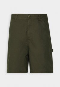 Donkergroene shorts gemaakt van lichtgewicht stof. Kenmerken zijn een knoopsluiting, zijzakken en een rechthoekige beenopening. Soepele textuur.