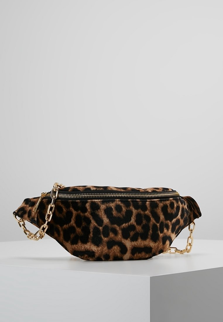 Borsa in tessuto leopardato con chiusura a cerniera e tracolla a catena dorata. Presenta una forma arrotondata e una texture morbida.
