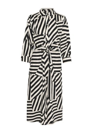 Rochie dintr-un material cu dungi alb-negru, cu guler, închidere cu nasturi în față, mâneci lungi, talie accentuată cu o curea și buzunare, prezentând unghiuri variate ale dungilor.